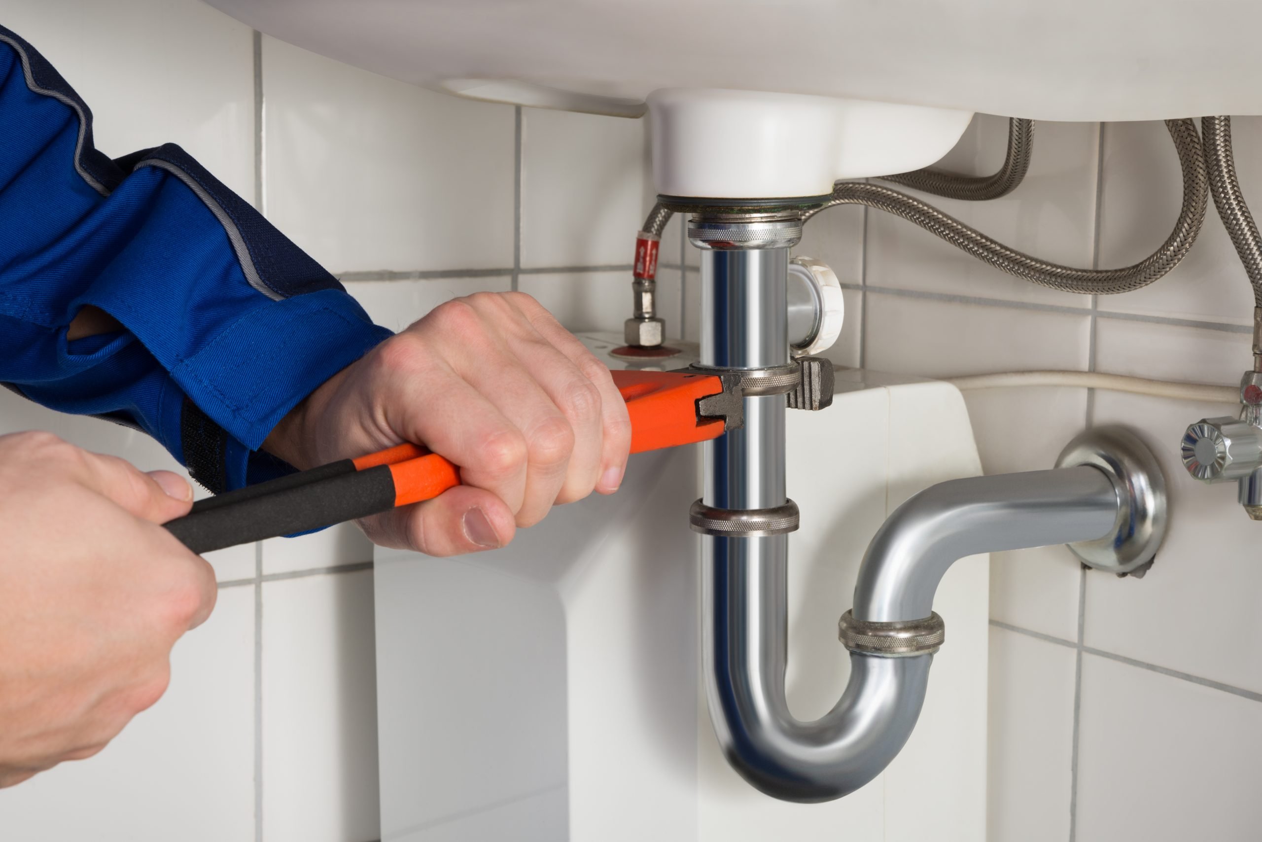 How Much Should a Plumber Charge Per Hour in the UK?